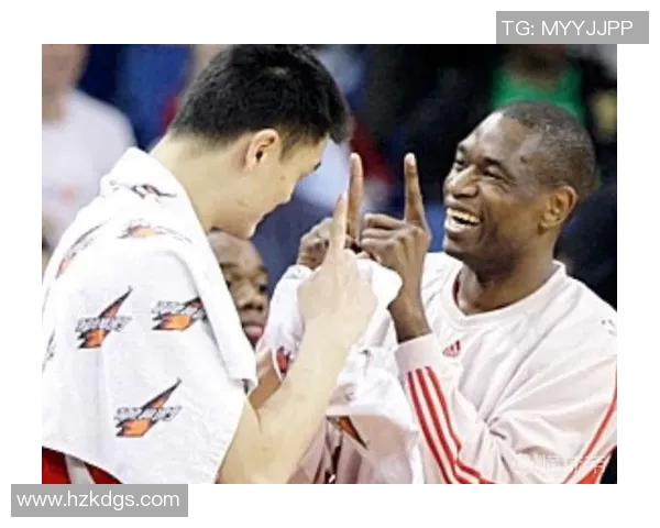 姚明幽默调侃穆托姆博的经典瞬间回顾与篮球场上的友谊故事