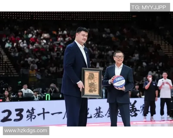 姚明感人瞬间回顾:从篮球巨星到慈善先锋的心路历程 姚明感人瞬间回顾:从篮球巨星到慈善先锋的心路历程