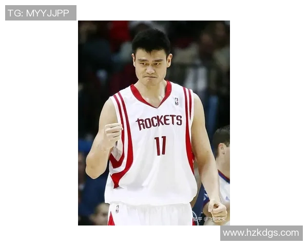 姚明单手投篮河升镇传奇瞬间展现篮球巨星风采与力量