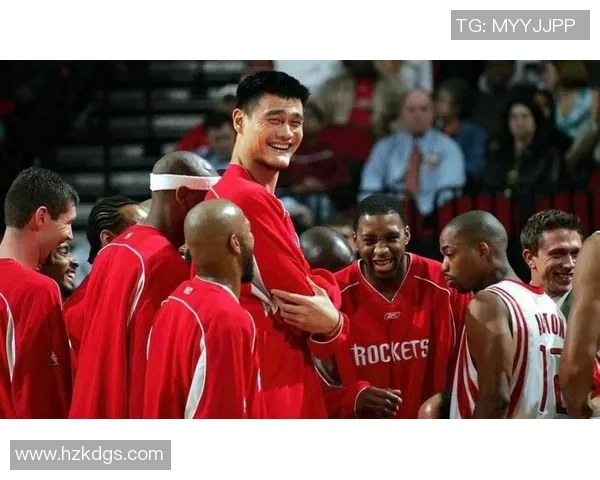 姚明在对抗爵士的比赛中展现出无与伦比的实力与领导力