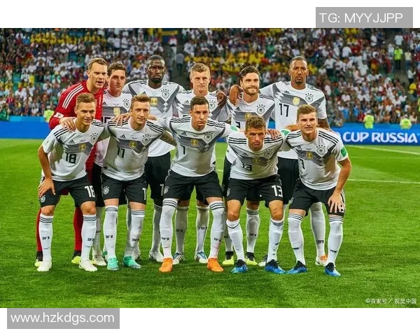 足球明星的辉煌历程与对世界足球的影响探讨 足球明星的辉煌历程与对世界足球的影响探讨