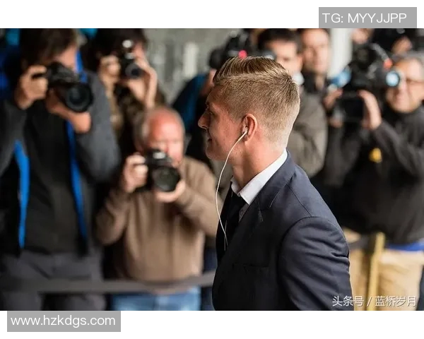 足球明星西装帅照男生展现魅力风采与时尚品味的完美结合 足球明星西装帅照男生展现魅力风采与时尚品味的完美结合